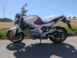 Moto Suzuki SFV 650 Gladius (bridable permis A2)