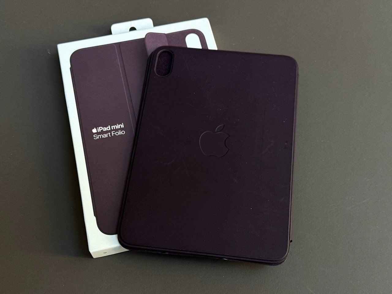 Apple Covers & Borse: Apple iPad Mini Smart Folio 6. Generation Dark Cherry – Usato da Bern venduto da Okeanos 1