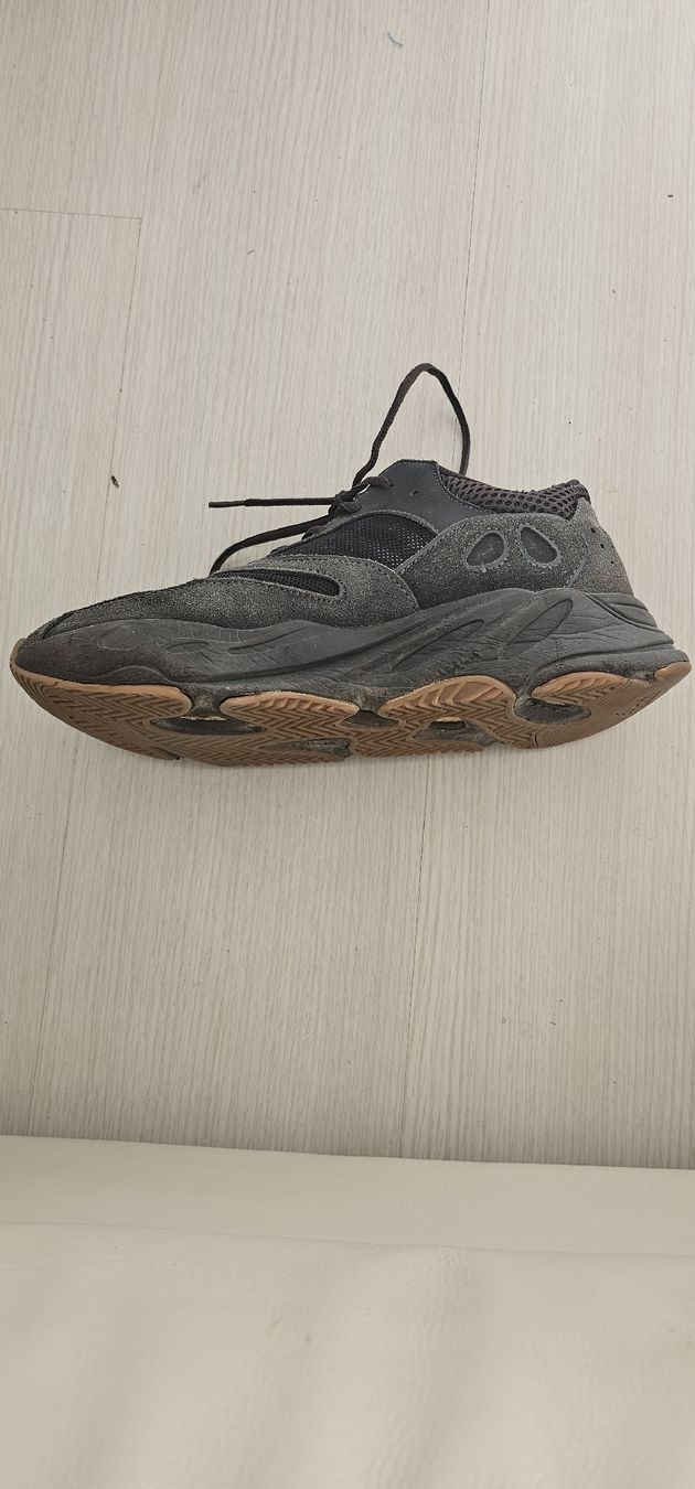 Adidas Scarpe da uomo: adidas Yeezy Boost 700 – Usato da Aadorf venduto da Uranus66