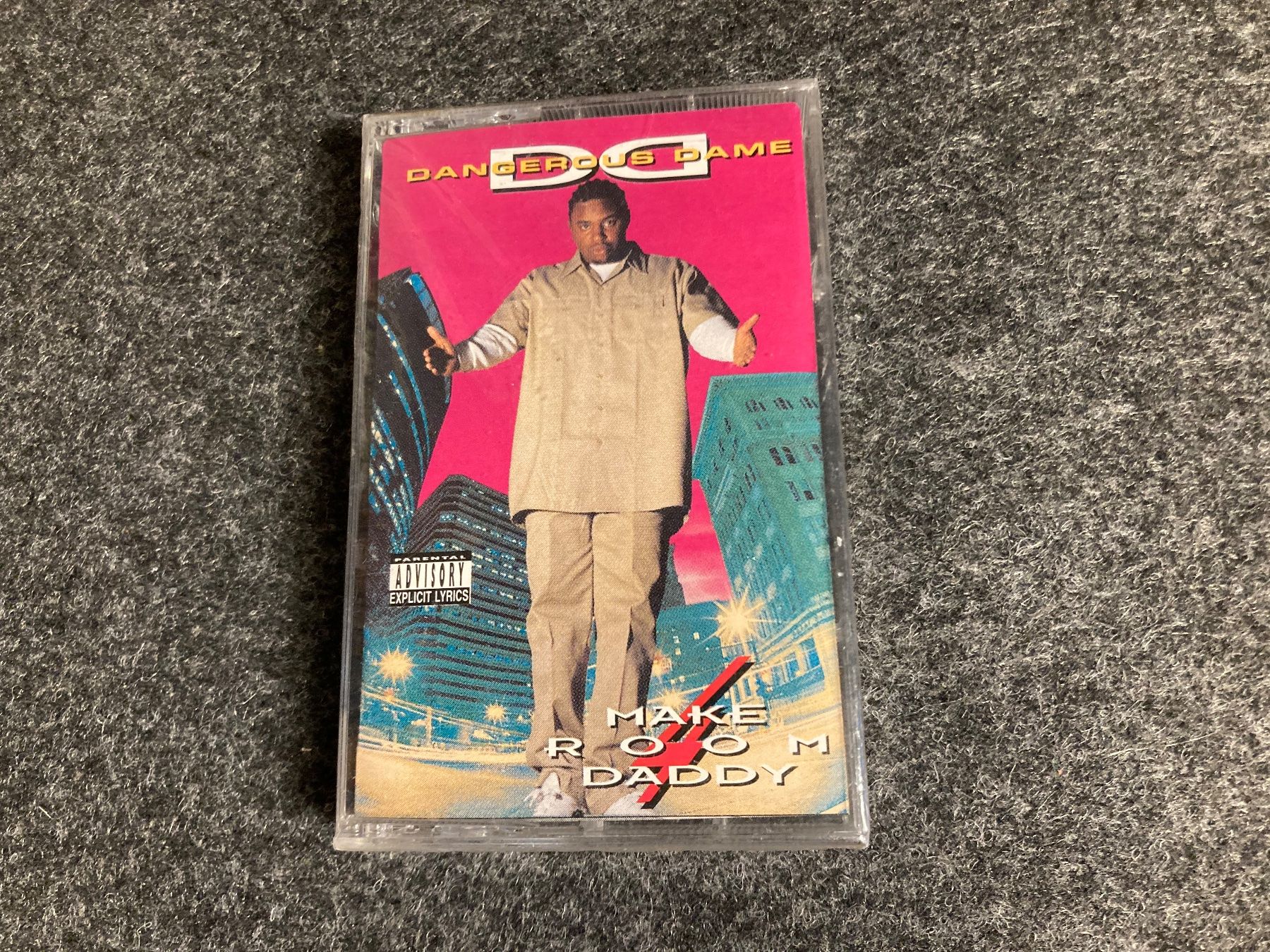 Musicassette: Dangerous Dame - Make Room 4 Daddy (MC) – Nuovo e nell'imballaggio originale da Fribourg venduto da Karushi