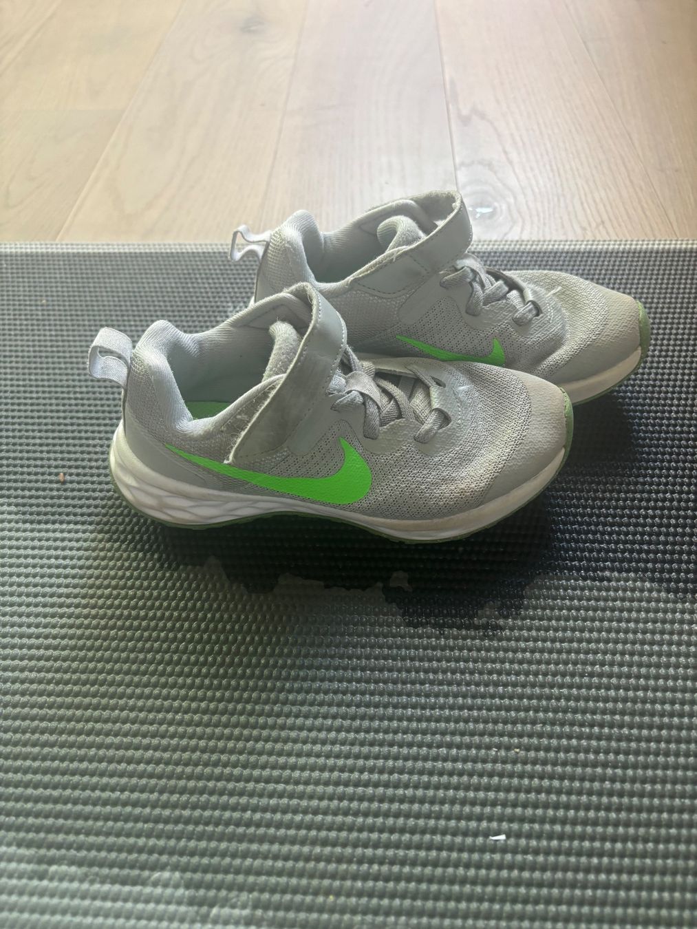 Nike Scarpe per ragazzi: Leichte Nike Sneaker 29.5 – Usato da Zollikon venduto da d_grabher 2