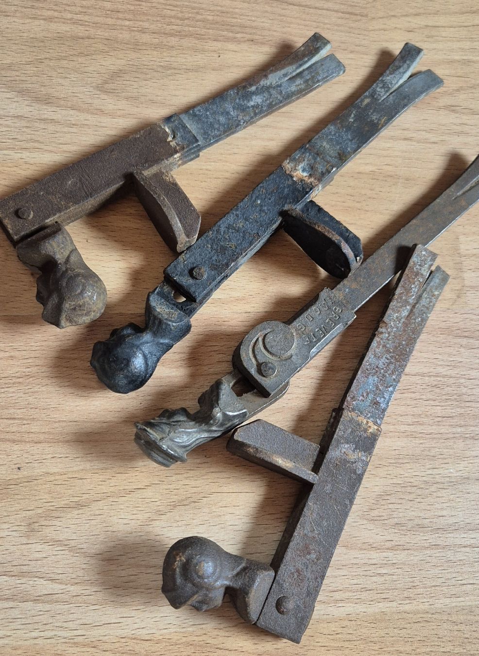 Wandhalterungen: 4 Jalousie Rückhalter – Gebraucht aus Moutier von Maria1704