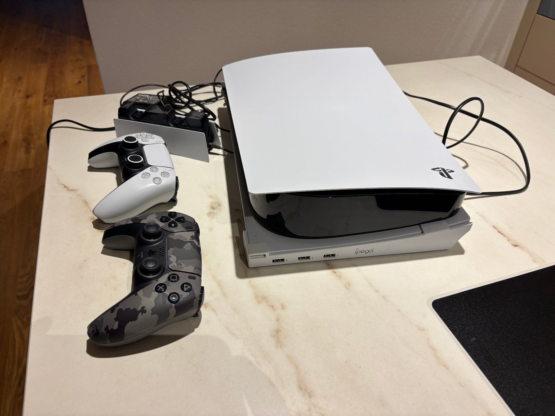 Sony Consoles: PlayStation 5 mit 2 Controller und Ladestation – D'occasion à Ballwil par vertiger 3