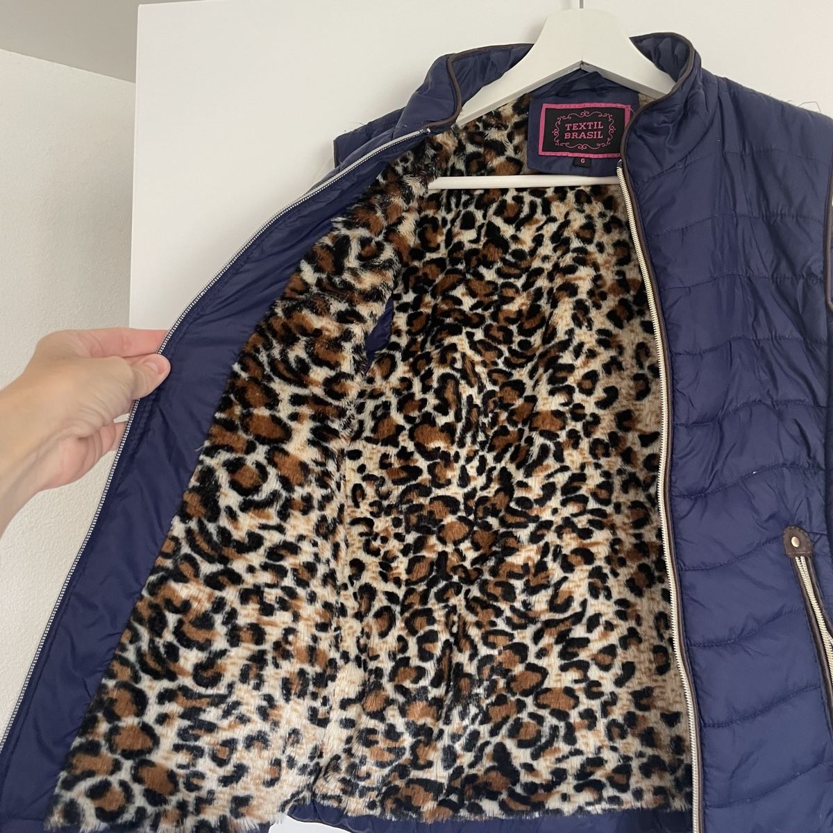 Gilets & Westen: Steppweste Damen dunkelblau Grösse L mit Leo Innenfutter – Gebraucht aus Utzenstorf von beatrice.ch 2