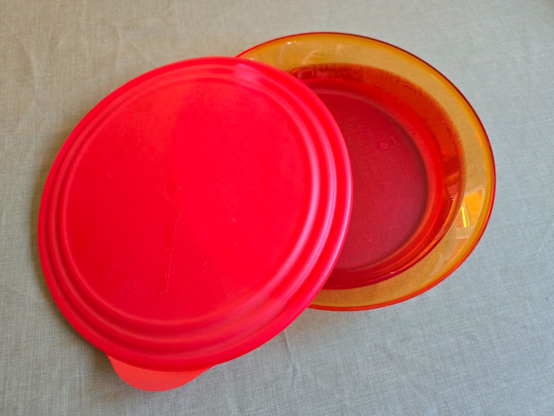 Tupperware Contenitori & Simili: Servierschale von Tupperware orange/rot – Usato da Safenwil venduto da Flaboenel