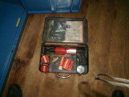 Hilti DX 400 Bolzensetzgeraet mit Zubehoer im Koffer!
