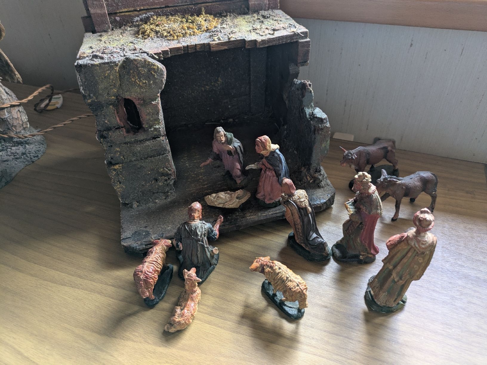 Tutte le decorazioni: Weihnachtskrippe mit Figuren, gut erhalten, komplett! – Usato da Gähwil venduto da margritr62