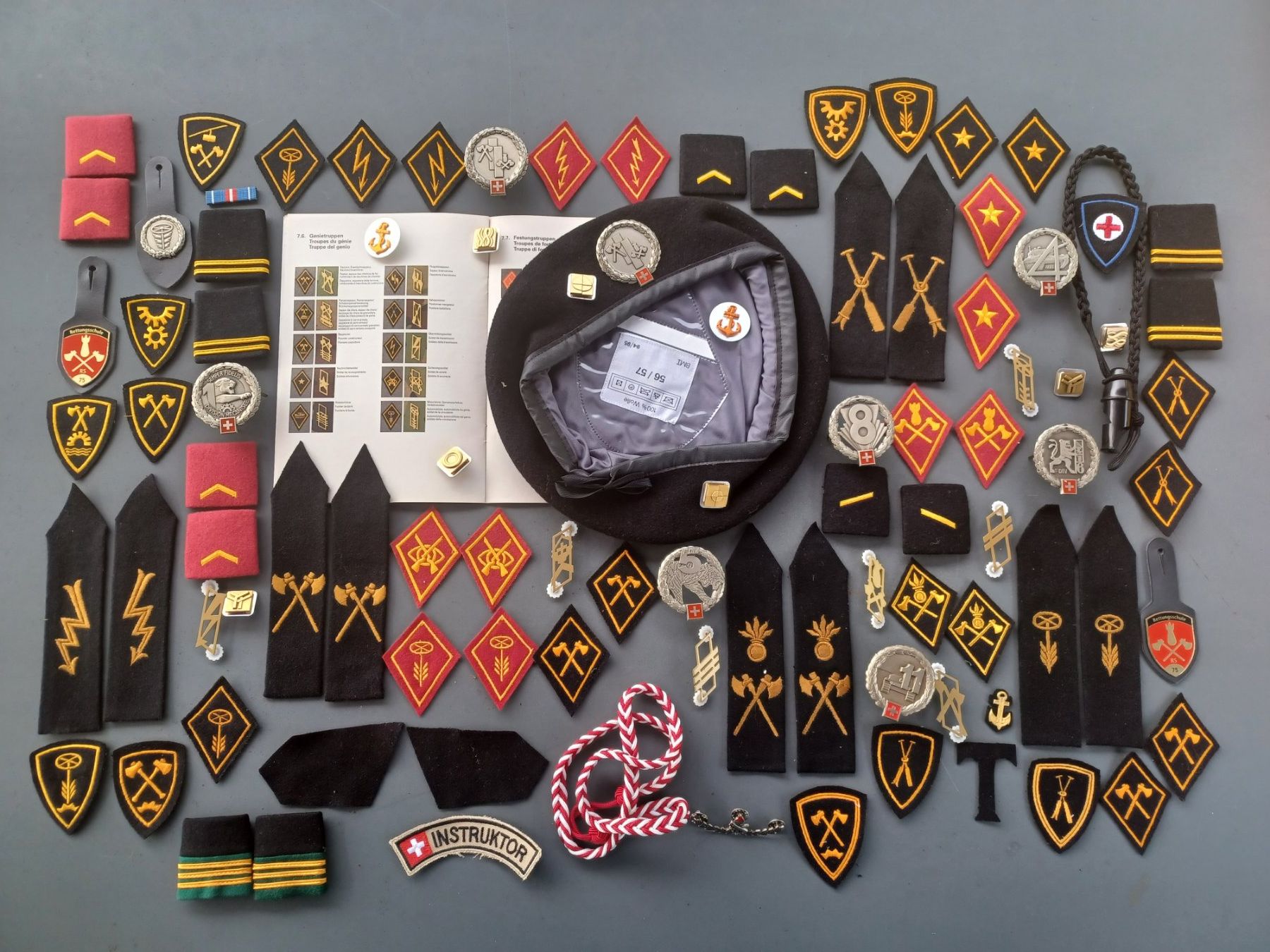 Schweizer Armee Uniformen: Lot alte Abzeichen, Genie/Rettung/Luftschutz – Gebraucht aus Horw von Mikesch108