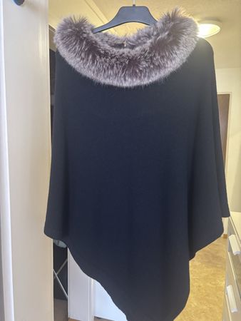 Schwarzer Poncho mit Fellkragen, Coin Accessoires neu.