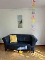 Stilvoll, schlicht und sehr bequemes blaues Sofa