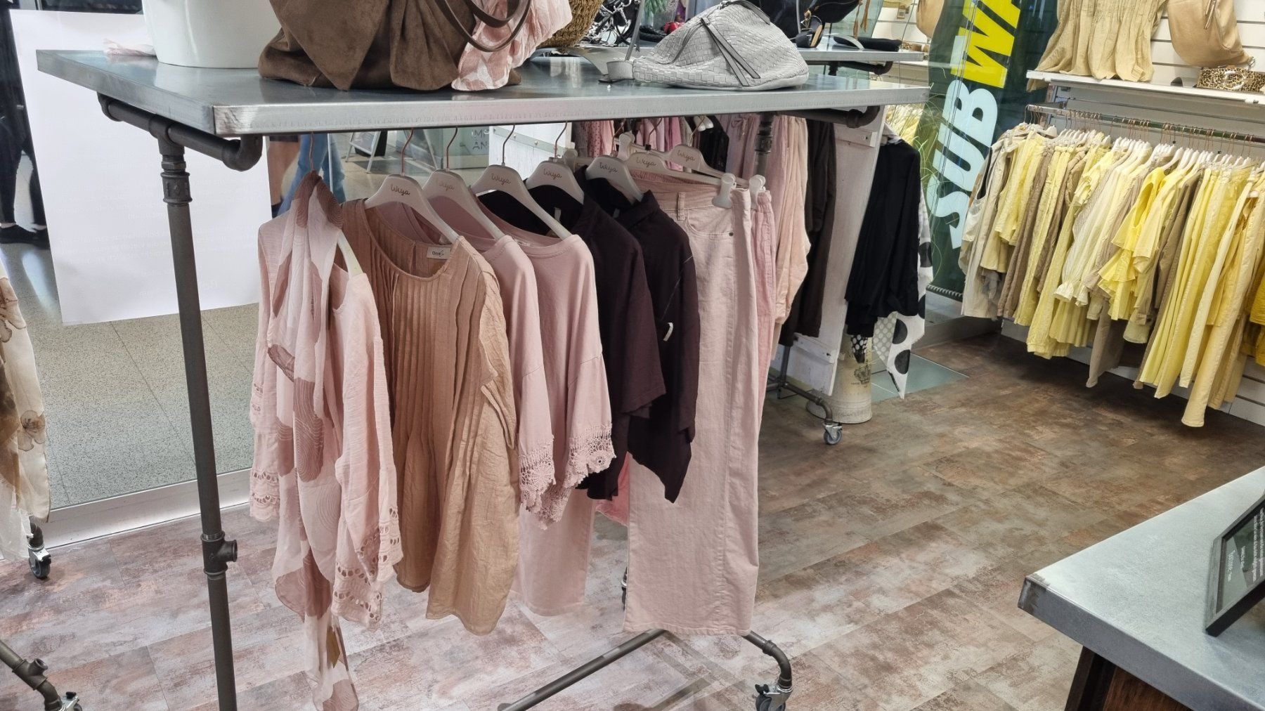 Scaffali: Ladeneinrichtung – Usato da Fürigen venduto da Bucheli59 7