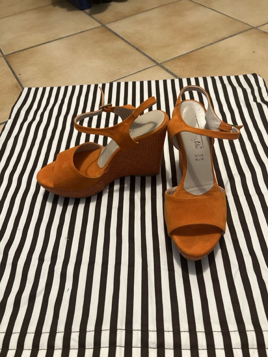 Damenschuhe: Sandales compensées orange T.38  – Gebraucht aus Arvillard (Salins) von mental0mystique