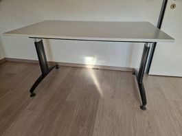 Schreibtisch