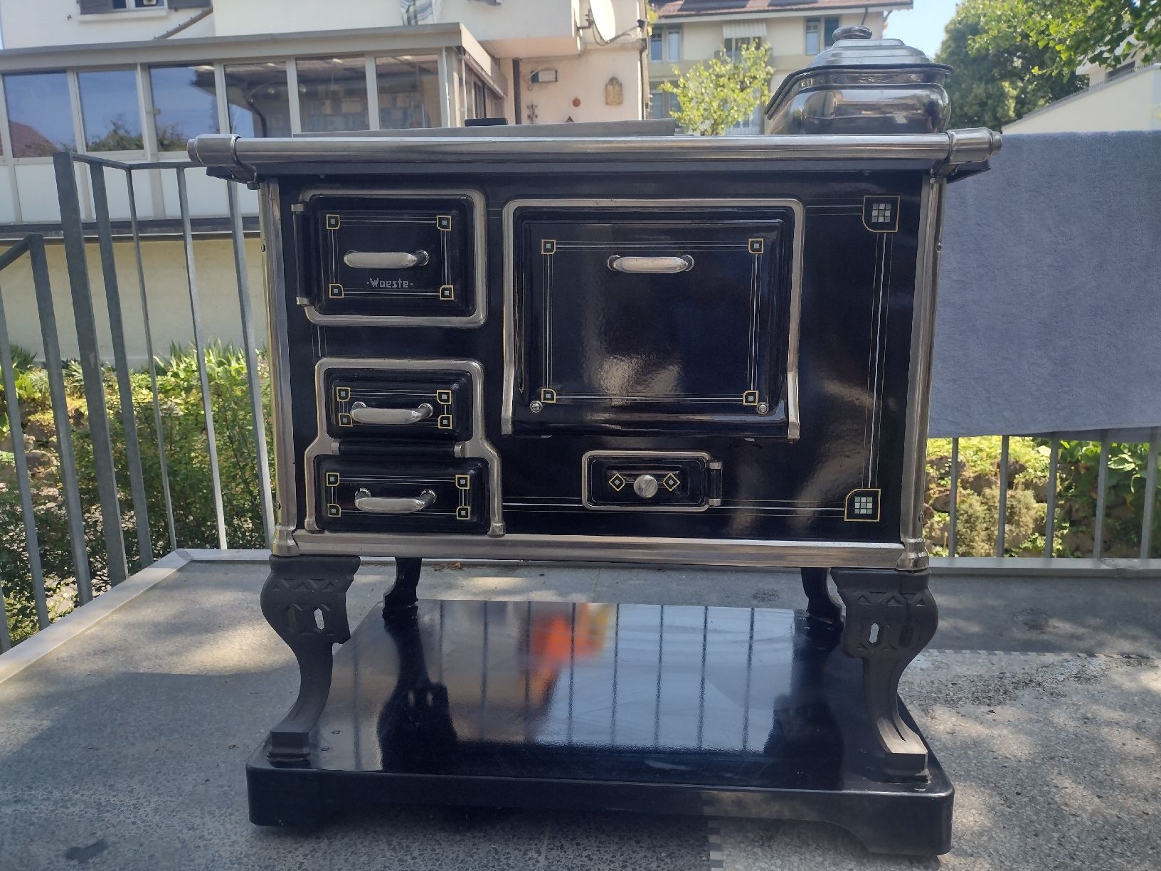 Altri mobili d'antiquariato: Beautiful Antique Enamel Grill with Propane Gas Conversion – Usato da Zürich venduto da TrainLine 1