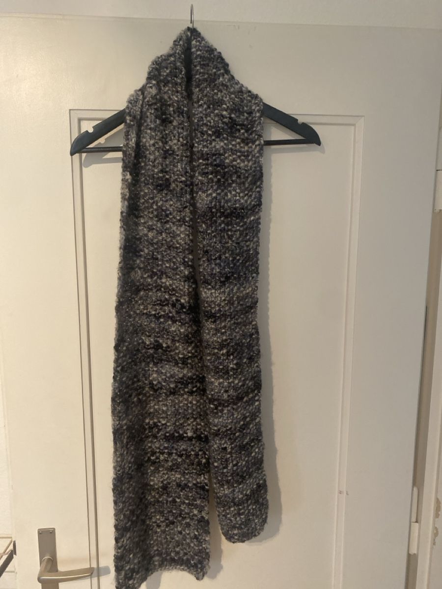 Foulard & Sciarpe: Warmer, flauschiger Strickschal, grau-schwarz meliert – Nuovo (secondo la descrizione) da Bern venduto da YanickZ
