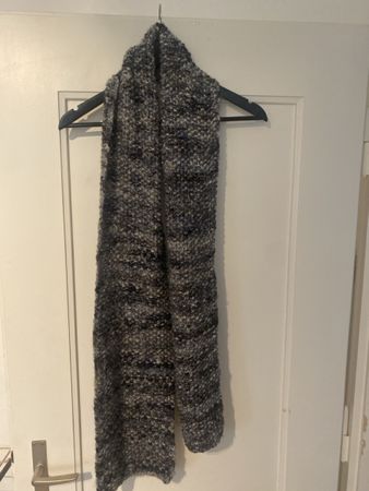 Warmer, flauschiger Strickschal, grau-schwarz meliert