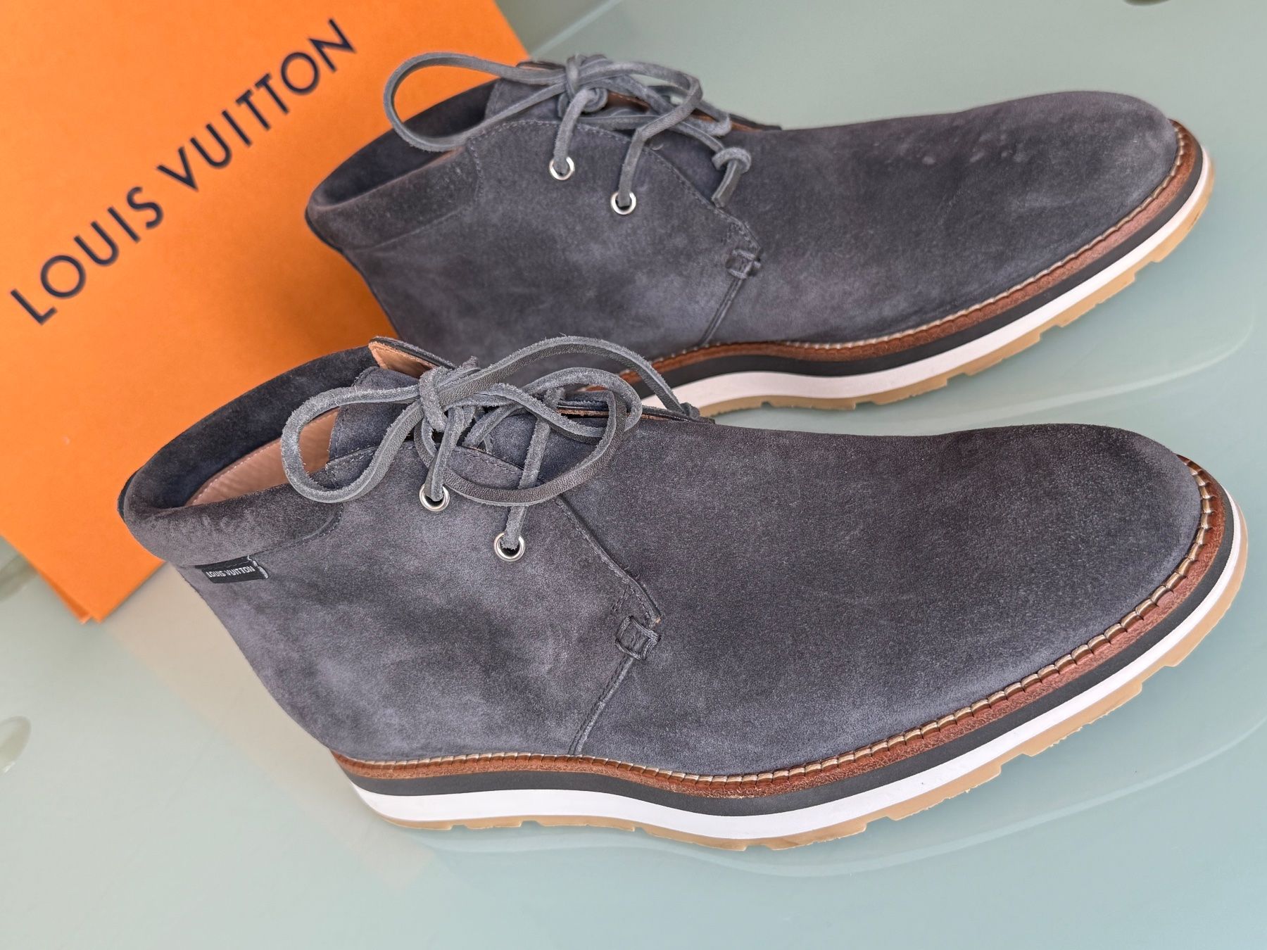 Louis Vuitton Herrenschuhe: LOUIS VUITTON Chukka Wingtip GrauWildleder Stiefel Boot 43.5 – Gebraucht aus Kreuzlingen von kruezbiz 9