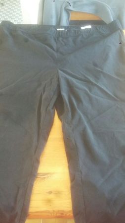 1 pantalon noir et court(dames)