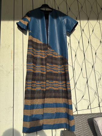 Kurzarm-Jacke aus Leder & afrikanischem Baumwollstoff