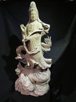 Guanyin Statue aus Holz Resten von farbiger Fassung