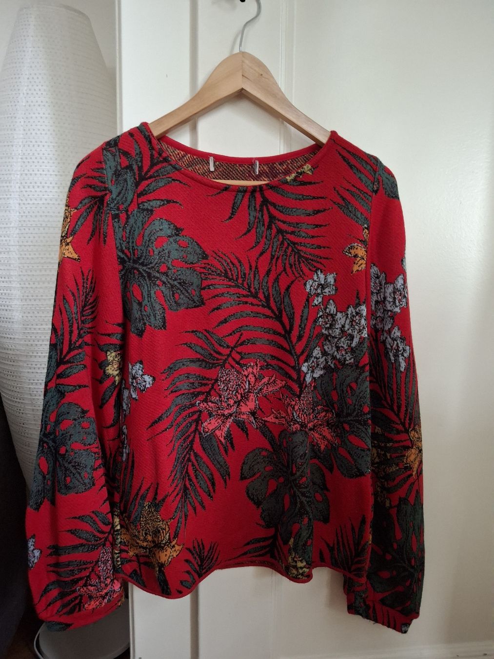 Maglioni & Felpe: Pullover rouge motif végétal M – Usato da Lausanne venduto da Cognitia