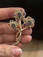 Broche fleur métal doré et strass colorés 6 cm X 4 cm 