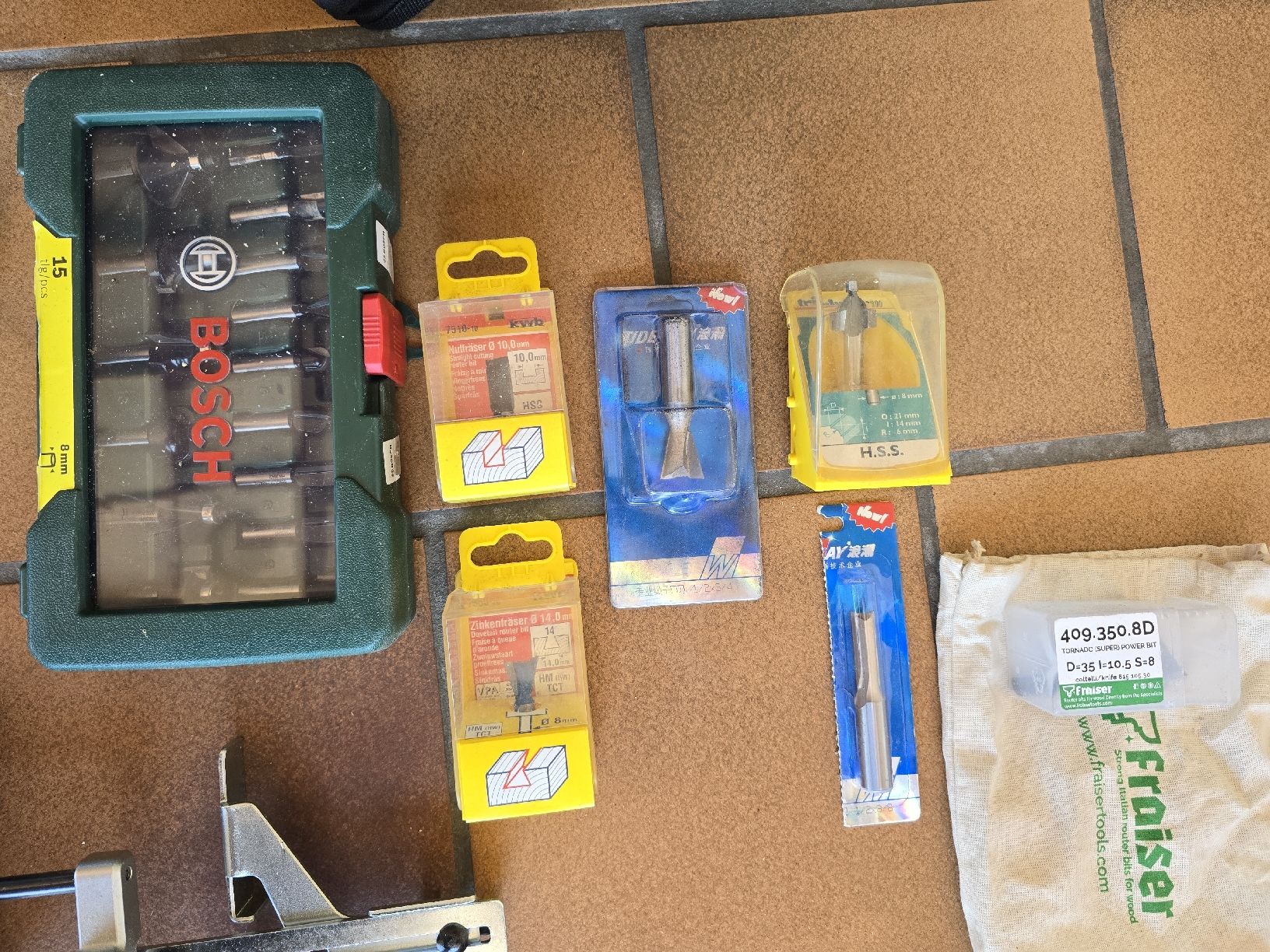 Makita Tutti gli attrezzi: Makita RT0700CX2J compact router set – Usato da Vevey venduto da Jys 6