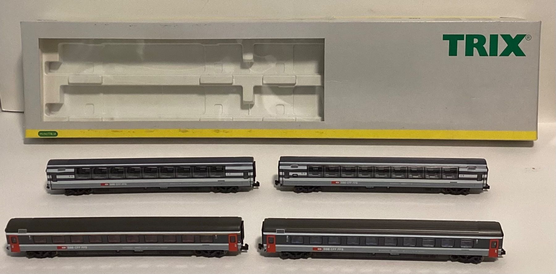 Trix Minitrix 11137 スタートパック Starter Set with a Passenger Train, Track Layout, and