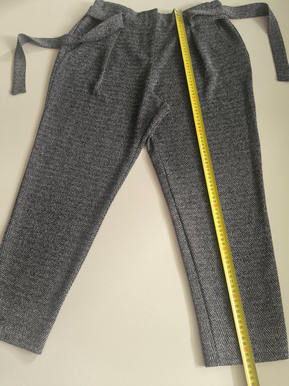 Pantaloni: Graue Hose mit Fischgrätenmuster, elastischer Bund, Größe 40 – Usato da Wallisellen venduto da C_DM 5