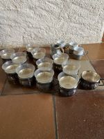 Ensemble de 12 tasses à café anciennes et pot à lait en méta