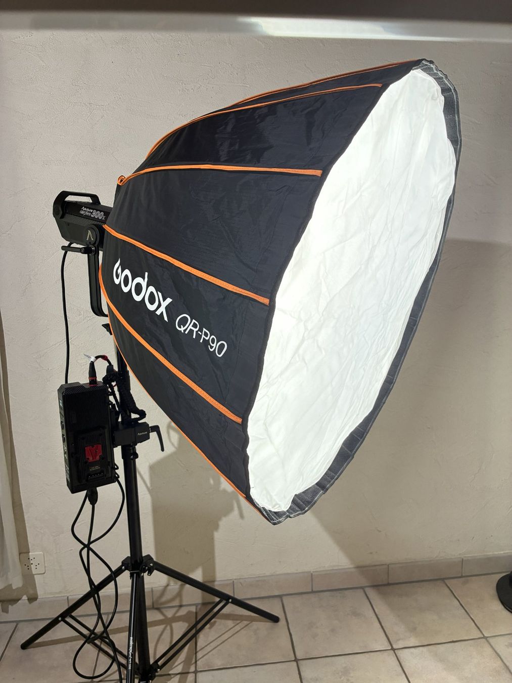 Aputure Lampade: Aputure Light Storm 300X inkl. Stativ & Godox 90 cm Softbox – Usato da Wetzikon ZH venduto da jea_q5cg