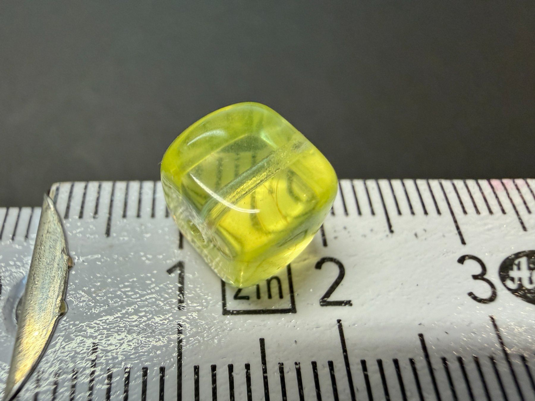 Bicchieri: Uranglas Würfel ca. 8 mm – Usato da Lützelflüh-Goldb venduto da Elementis 1