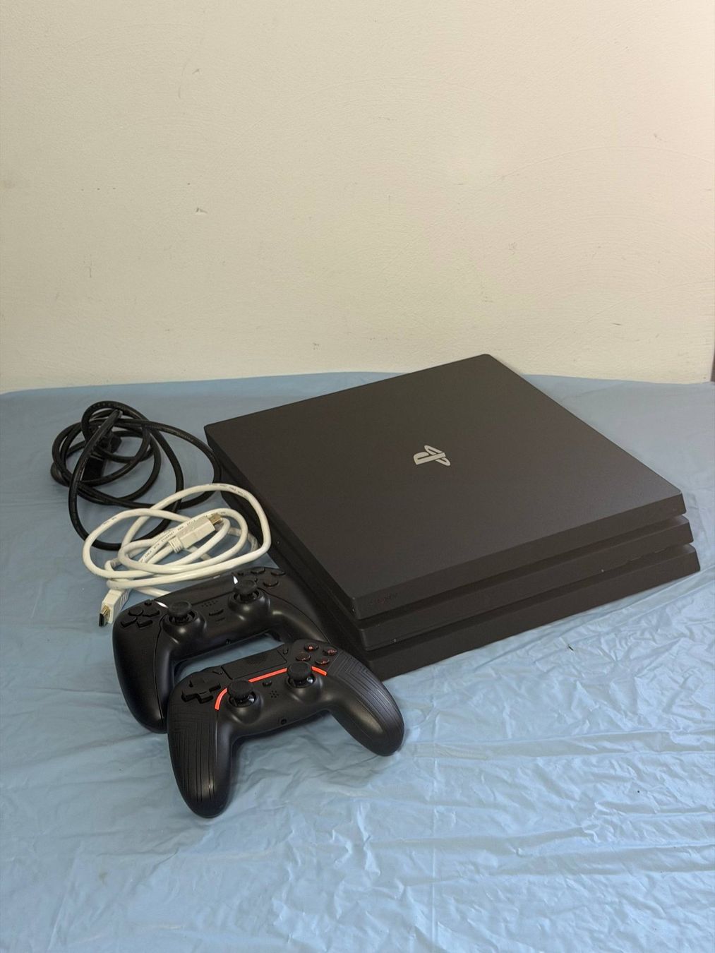 Sony Console: PlaySation 4 Pro 1TB 2 controller neuf et cables – Usato da Ulmiz venduto da CrisCom