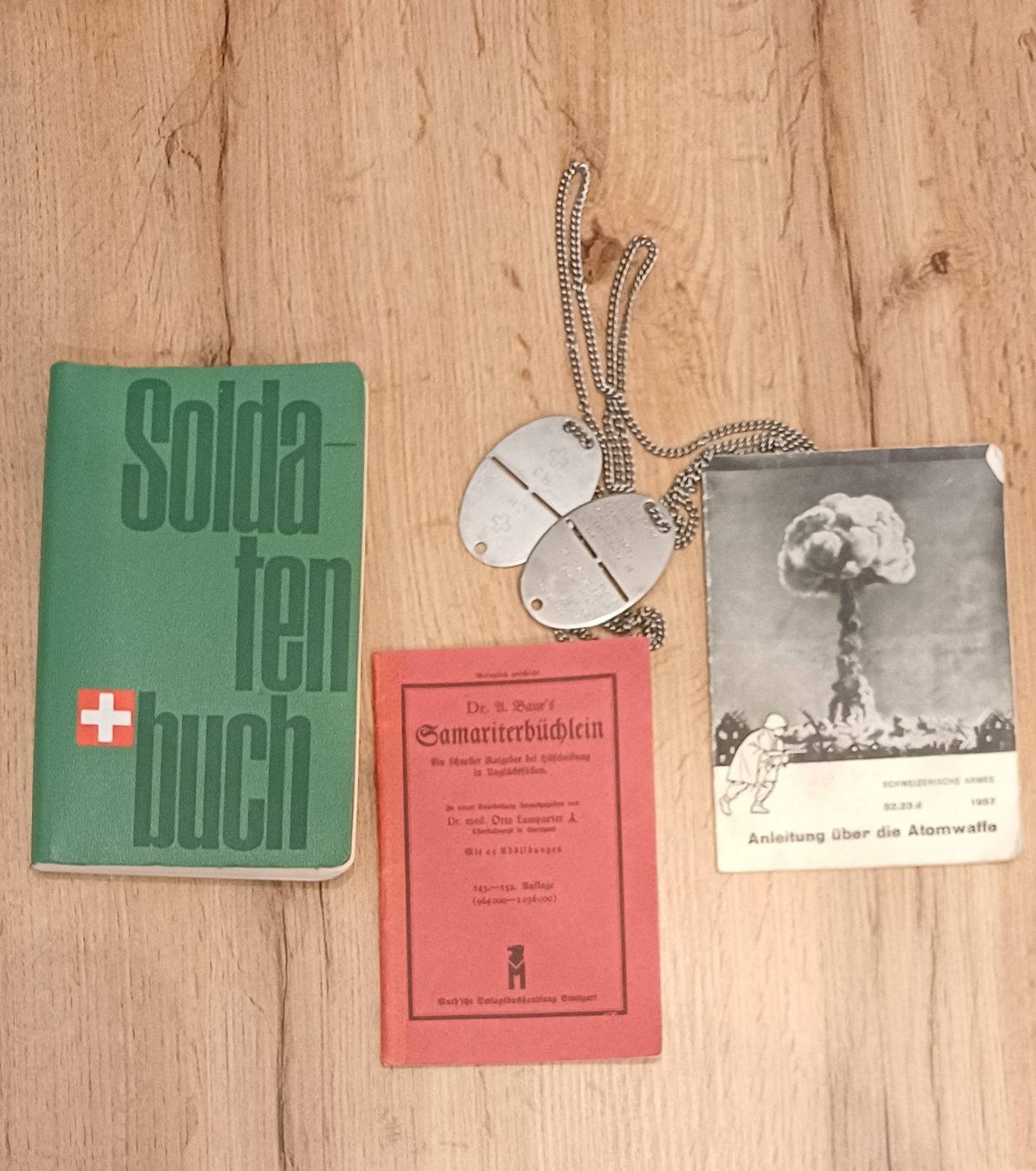 Schweizer Armee Uniformi: Erkennungsmarken, Soldatenbuch, Samariterbuch, Atomwaffe – Usato da Grosswangen venduto da Geschenkberatung