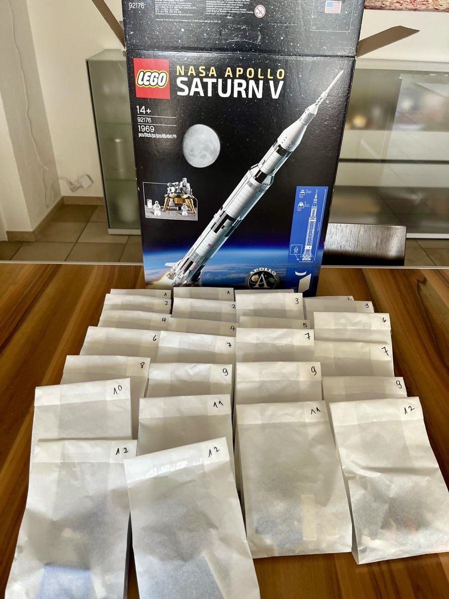 Lego Baukästen: Lego Saturn V Rakete 92176 – Gebraucht aus Elgg von  4