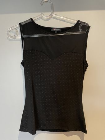 MORGAN — Joli top noir sans manches à décolleté résille