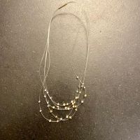 Filigrane Halskette mit Gold- und Silberfarbenen Perlen, 43 