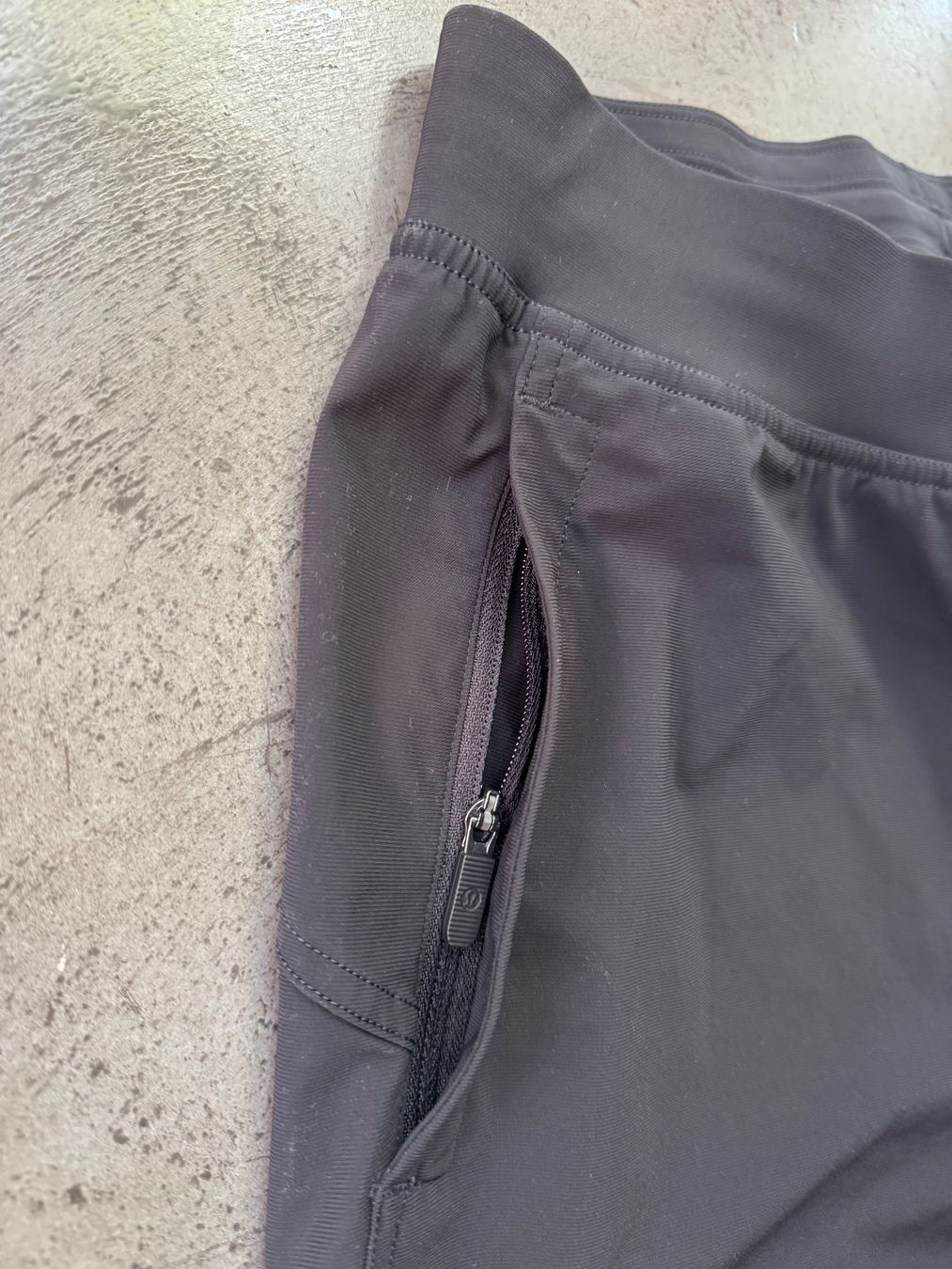 Lululemon Pantaloni: Adapted State Jogginghose Lululemon – Usato da Zürich venduto da lillaulrich 3