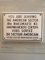 Schild "You are leaving the American sector" mehrsprachig