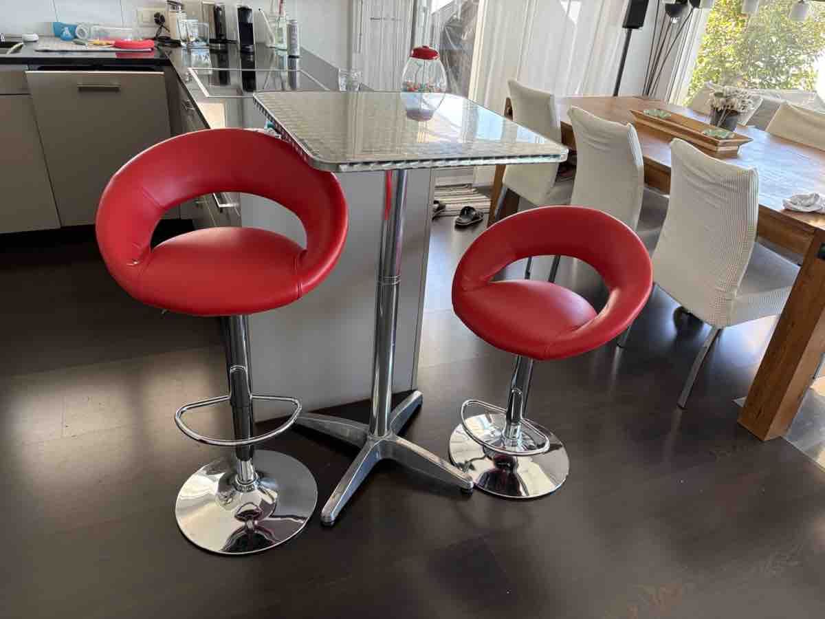 Tavoli: Bartisch quadratisch gebraucht mit zwei Hockern – Usato da Belp venduto da Hugoboss8