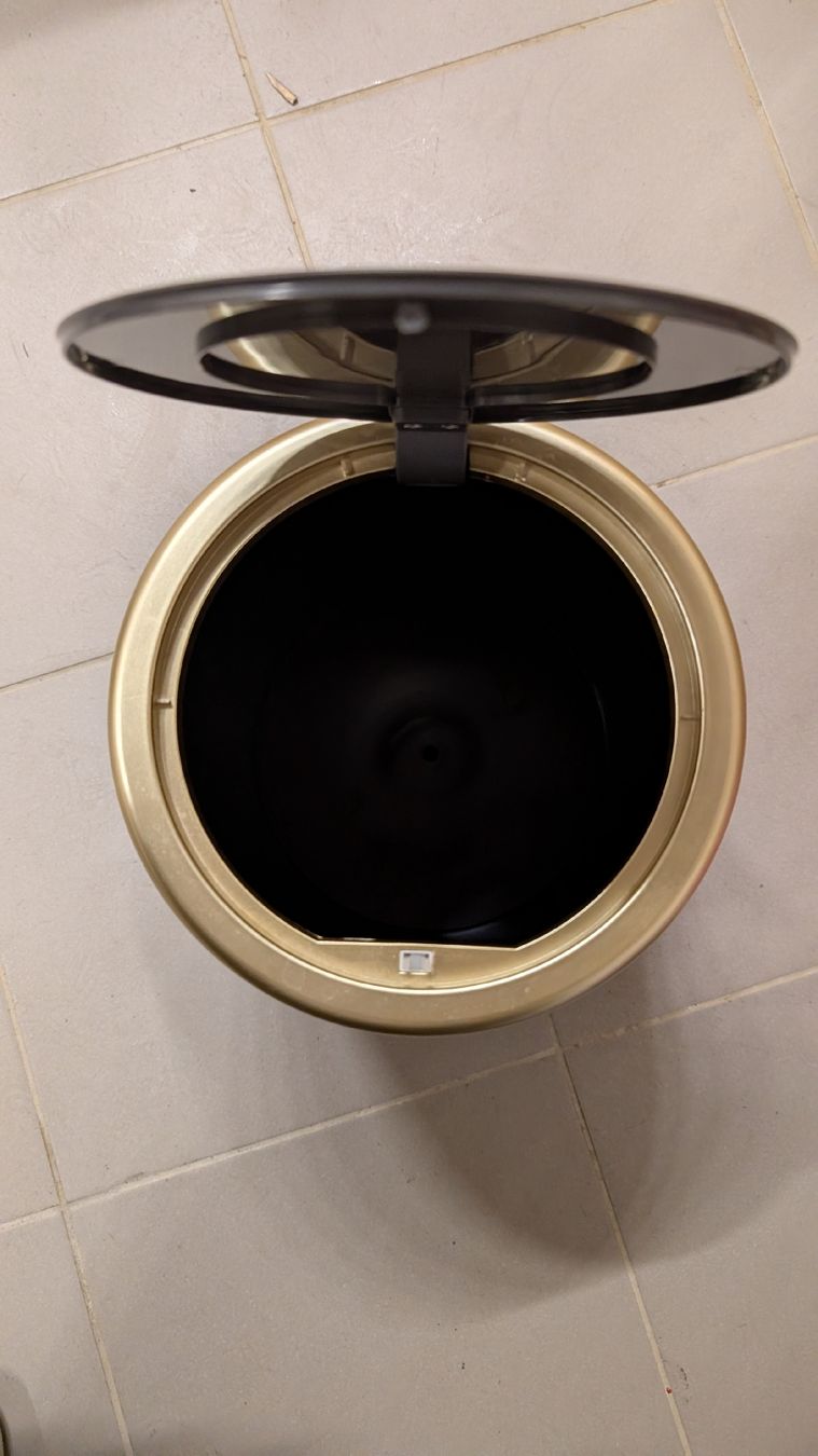 Cestini per rifiuti: Chic Black & Gold Touch-Top Waste Bin – Usato da Liestal venduto da ericx.oc 2