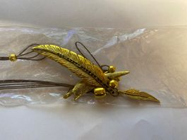 Collier fantaisie plumes dorées, neuf avec étiquette.