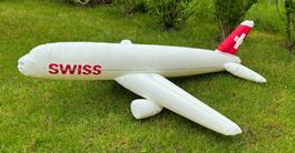 riesiges aufblasbares SWISS Flugzeug