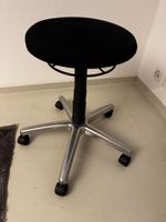 Höhenverstellbarer Rollhocker