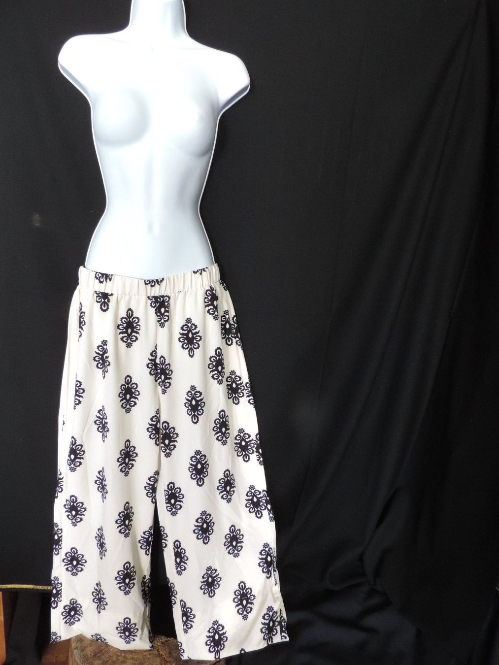 Pantalons: joli pantalon ample blanc motif oriental – D'occasion à Genève par Axelle333 2