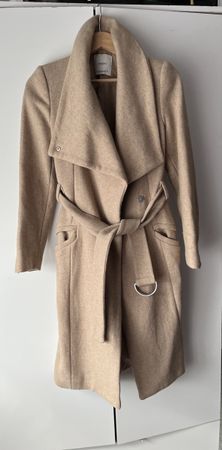Damen Mantel beige von Bershka mit Gürtel guter Zustand