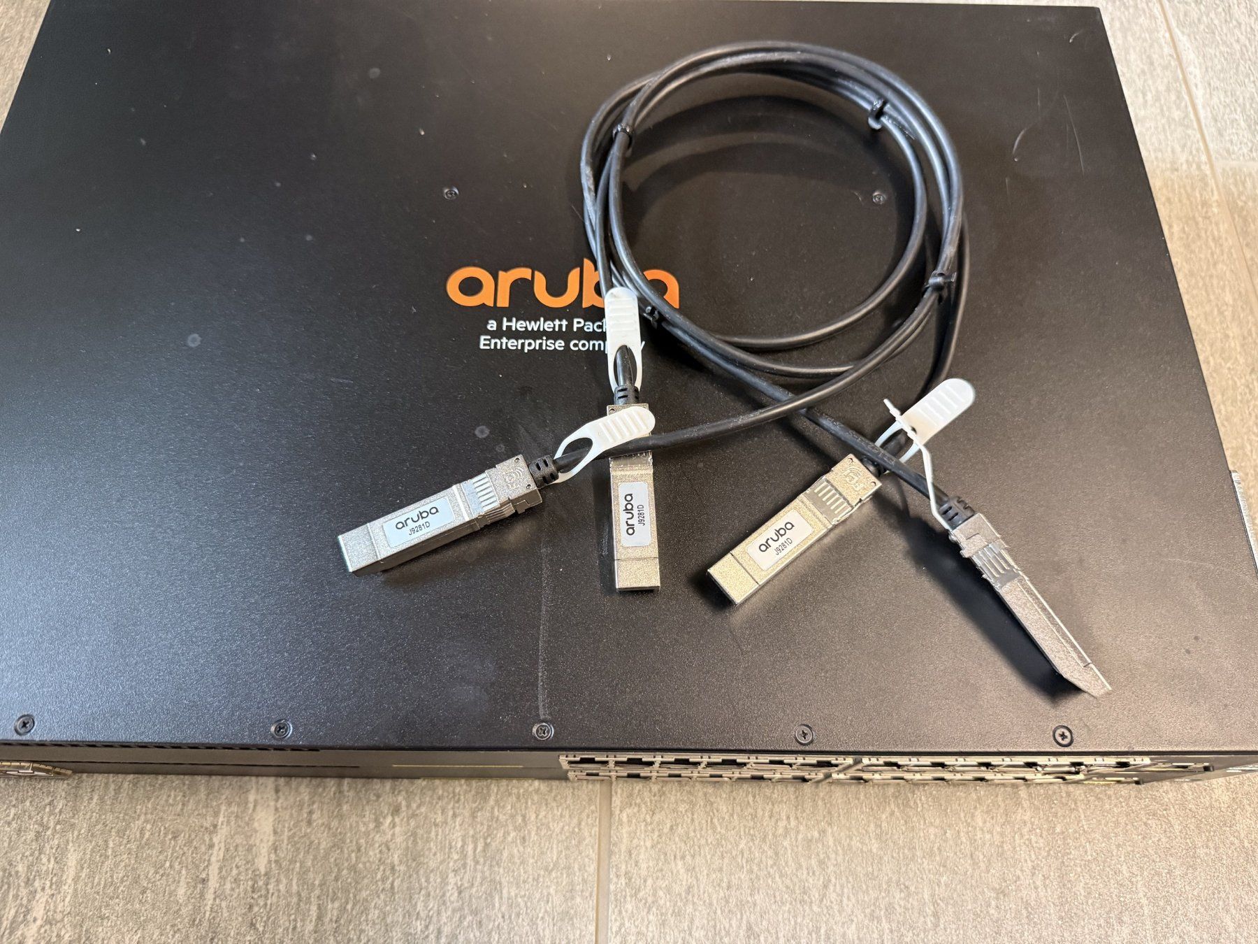Hewlett Packard Hub & Switch: 2x HPE Aruba 2930F 24G 4SFP+ Stack JL255A + Kabel – Usato da Wolfhausen venduto da mat_sq7r 1