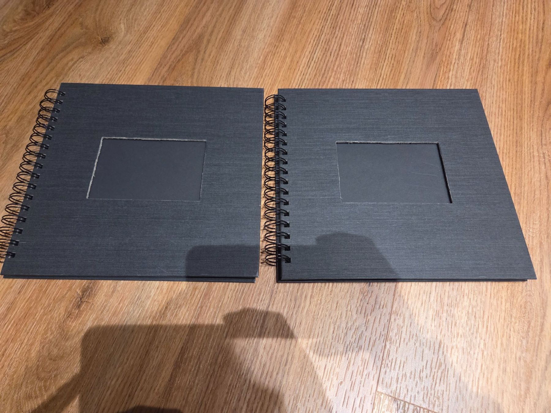 Album: 2x Leinenspiralalbum, Ringbuch schwarz – Nuovo (secondo la descrizione) da Heinrichswil venduto da frankie19860