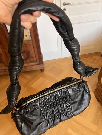 Handtasche Miu Miu aus Leder schwarz gebrauchter Zustand