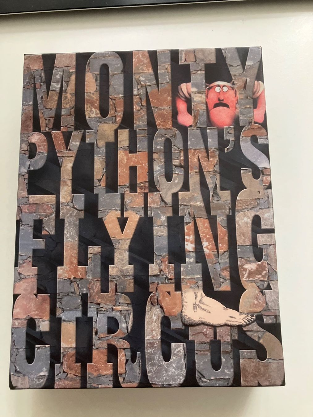 Tutti i DVDs: Monty Python's Flying Circus - Complete Series 1-4 (7 DVDs) – Usato da Arbon venduto da JoJoAs